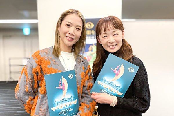 Cô Hikaru Manase và cô Aika Mimori thưởng thức Nghệ thuật Biểu diễn Shen Yun tại Nhà hát Orix hôm 17/01/2024. (Ảnh: Xiao Lei/The Epoch Times)