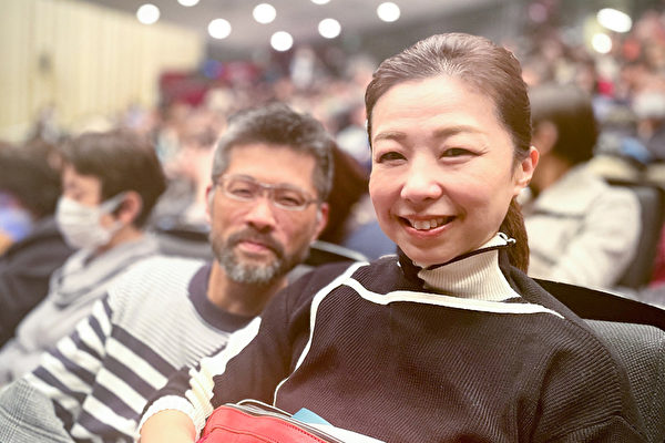 Cô Hiromi Ito thưởng lãm Nghệ thuật Biểu diễn Shen Yun tại Nhà hát Orix hôm 16/01/2024. (Ảnh: Zihui Ren/The Epoch Times)