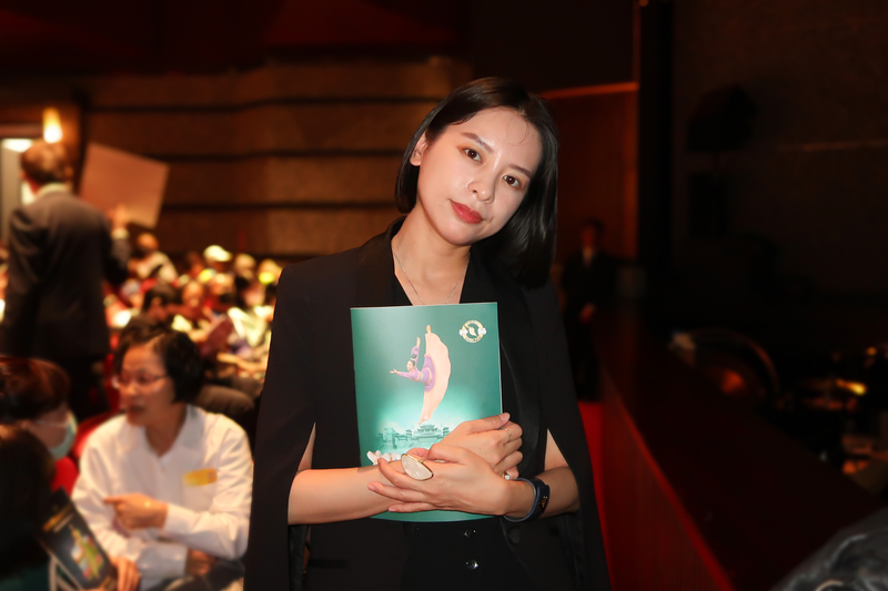 Chiều ngày 20/04/2024, cô Lisa Lai, người chủ trì một chương trình nghệ thuật, và là nhân vật nổi tiếng trên mạng đã tới thưởng lãm buổi biểu diễn thứ năm của Đoàn Nghệ thuật Biểu diễn Shen Yun New York tại Khán phòng Nghệ thuật Biểu diễn Viên Lâm ở Chương Hóa. (Ảnh: Đới Đức Mạn/Epoch Times)