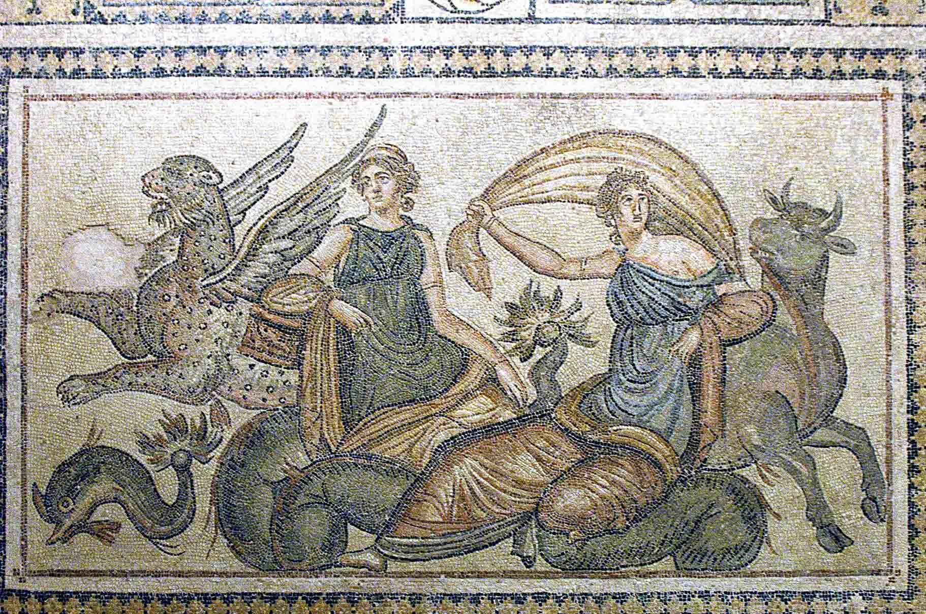 Tranh khảm về Thần Zeus trong hình dạng một con bò đực và nàng Europa. (Ảnh: Dosseman/CC BY-SA 4.0)