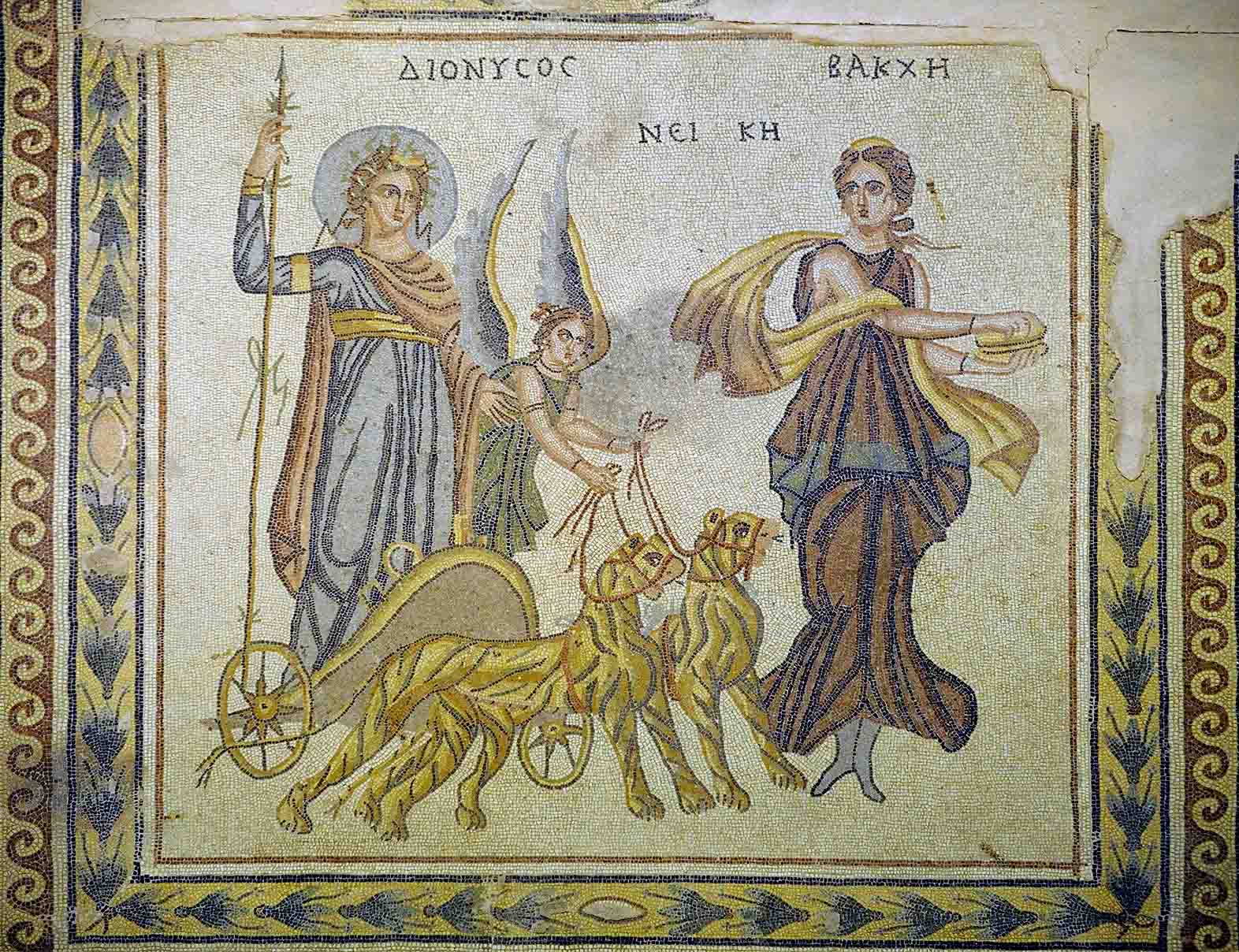 Thần Dionysos và nữ Thần Nike có cánh cùng một nữ tùy tùng theo hầu. (Ảnh: Dosseman/CC BY-SA 4.0)