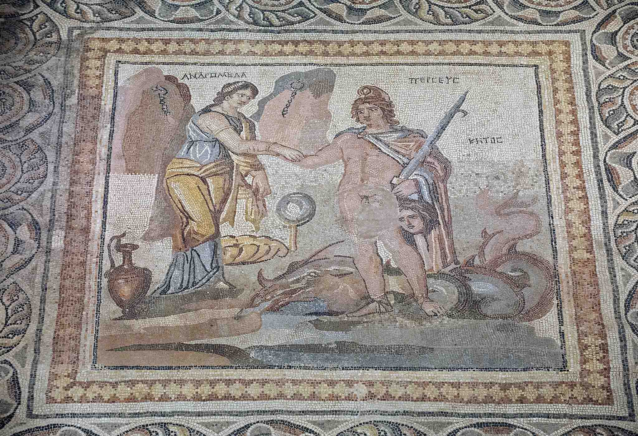 Chàng Perseus và Mẹ chàng, công chúa Danae, con gái của Acrisius, Vua xứ Argos. (Ảnh: Dosseman/CC BY-SA 4.0)