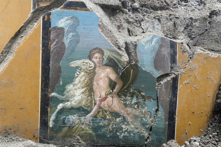 Bức bích họa mới được phát hiện ở Pompeii. Trong bức tranh, ngài Phrixus trong thần thoại Hy Lạp đang ngồi trên một con cừu thần kỳ diệu, đưa tay ra đỡ lấy em gái Helle, người bị ngã khỏi con cừu. (Ảnh: Handout/Văn phòng báo chí Parco Archeologico di Pompei/AFP)