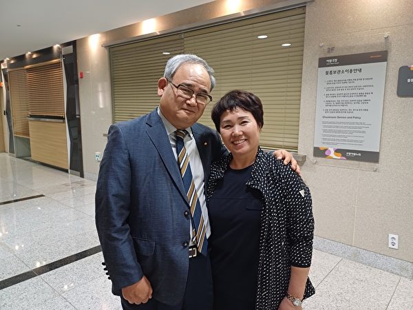 Vợ chồng ông Yoon Jong-do, chủ cửa hàng Bảo Ấn Đường (Boindang) ở Nam Hàn thưởng thức buổi diễn đầu tiên của Đoàn Nghệ thuật Biểu diễn Shen Yun New York tại Nhà hát Opera Aram, thành phố Goyang tối hôm 24/04/2024. (Ảnh: Kim Myeong-guk / The Epoch Times)