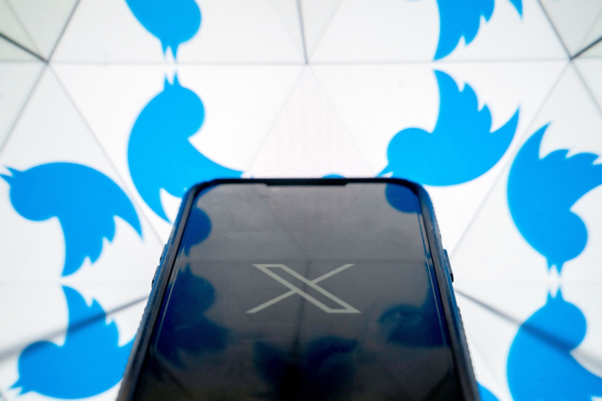 Logo X mới phía trước logo hình con chim của Twitter ở Hoa Thịnh Đốn hôm 24/07/2023. (Ảnh: Stefani Reynolds/AFP qua Getty Images)