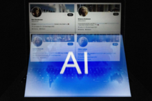 Một logo AI cùng bốn tài khoản mạng xã hội giả mạo có ảnh hồ sơ dường như được phần mềm AI tạo ra, được chụp tại Helsinki, Phần Lan, vào ngày 12/06/2023. (Ảnh: Olivier Morin/AFP qua Getty Images)