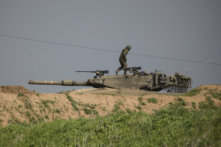Một người lính Israel đứng trên một chiếc xe tăng gần biên giới với Gaza, miền nam Israel, hôm 09/02/2024. (Ảnh: Amir Levy/Getty Images)