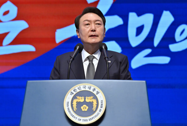 Tổng thống Nam Hàn Yoon Suk-yeol nói trong buổi lễ Ngày Phong trào Độc lập lần thứ 104 tại Seoul vào ngày 01/03/2023. (Ảnh: Jung Yeon-Jel/Getty Images)