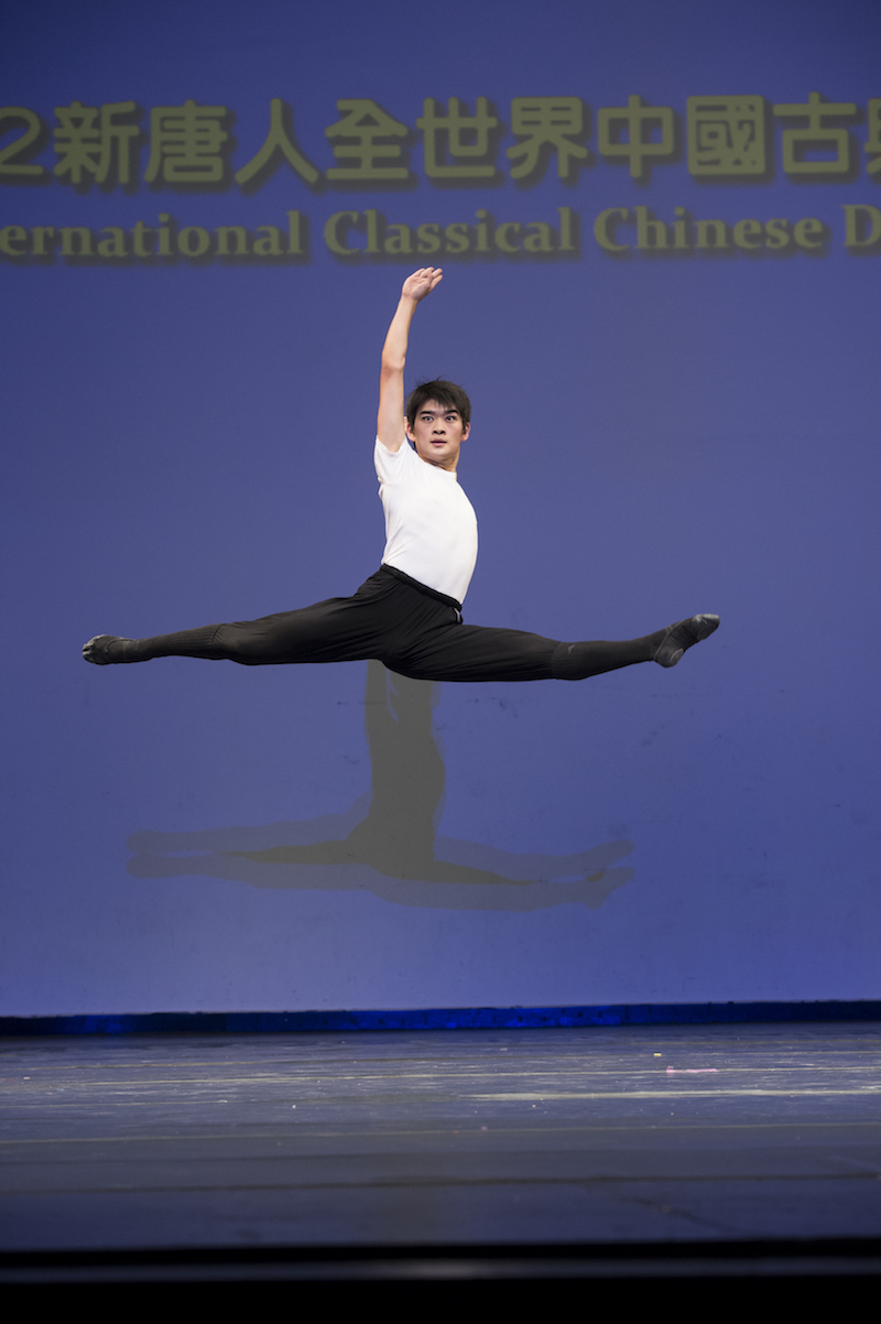 Kinh nghiệm của bản thân anh Li đã trở thành tài sản vô giá trong công việc giảng dạy vũ đạo, khi anh ươm mầm thế hệ nghệ sỹ múa tương lai. (Ảnh: Dai Bing/The Epoch Times)