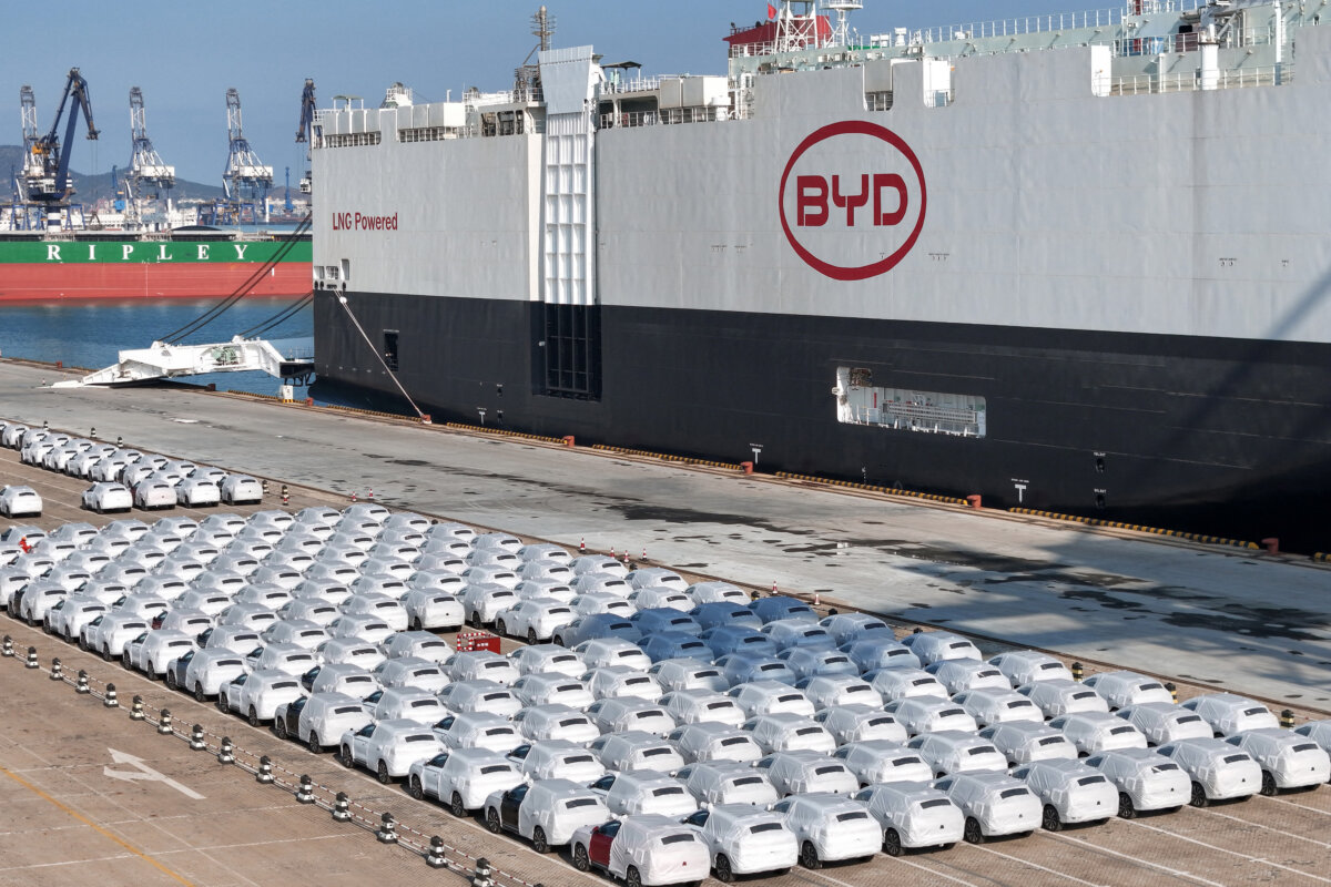Bức ảnh chụp ngày 10/01/2024 này cho thấy những chiếc xe điện BYD đang chờ được bốc dỡ lên “BYD Explorer NO.1”, một tàu được đóng trong nước nhằm xuất cảng xe hơi Trung Quốc, tại cảng Yên Đài ở tỉnh Sơn Đông, miền đông Trung Quốc. (Ảnh: STR/AFP qua Getty Images)