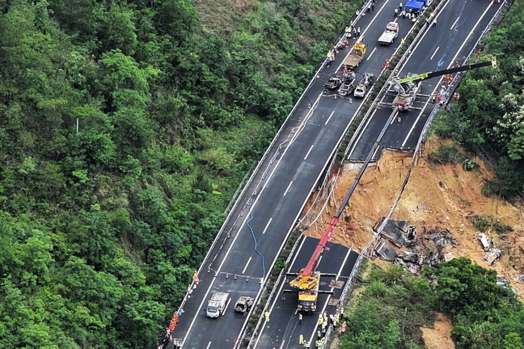 Sụt lở xa lộ ở Trung Quốc khiến ít nhất 36 người thiệt mạng, hơn 20 xe hơi lao xuống sườn dốc