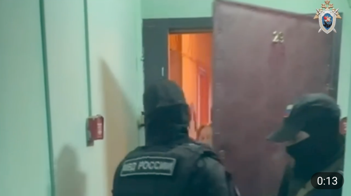 Cảnh sát Nga đột kích vào nhà của một học viên Pháp Luân Công ở Moscow hom 03/05/2024. Đoạn video được cảnh sát Moscow đăng lên mạng. (Ảnh chụp màn hình qua The Epoch Times)