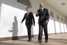 Tổng thống Hoa Kỳ Joe Biden và Thủ tướng Nhật Bản Kishida Fumio đi bộ đến Oval Office để tham dự một cuộc họp tại Tòa Bạch Ốc ở Hoa Thịnh Đốn, vào ngày 13/01/2023. (Ảnh: Kevin Dietsch/Getty Images)