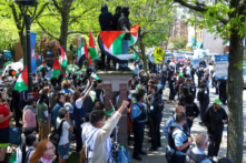 Những người biểu tình ủng hộ Palestine tập trung tại khuôn viên trường Đại học DePaul Lincoln Park ở Chicago hôm 05/05/2024. (Ảnh: Alex Wroblewski/AFP)