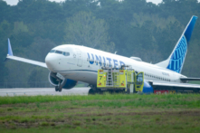 Một chiếc phi cơ phản lực của United Airlines nằm trên bãi cỏ sau khi rời đường lăn tại Phi trường Liên lục địa George Bush ở Houston hôm 08/03/2024. (Ảnh: Jason Fochtman/Houston Chronicle qua AP)