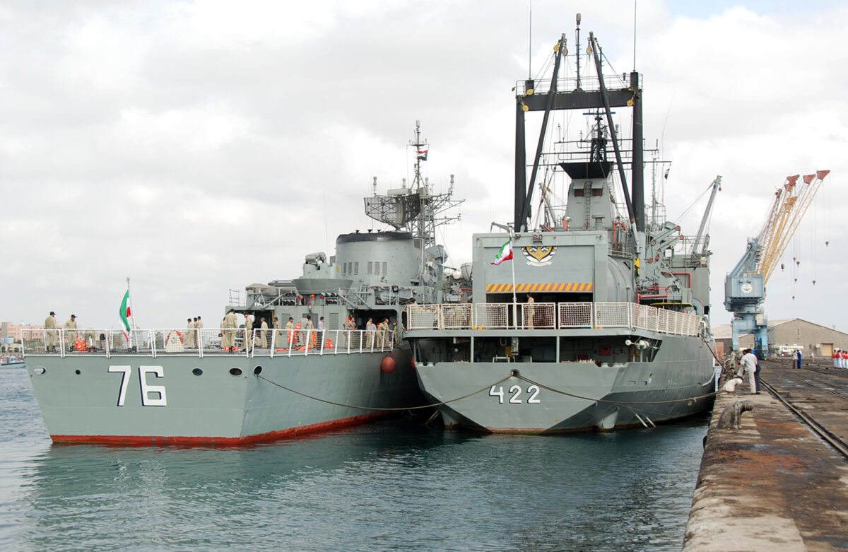 Hai chiến hạm của Iran đang neo đậu ở thành phố Port Sudan, nằm bên bờ Hồng Hải, vào ngày 08/12/2012. (Ảnh: AFP via Getty Images)