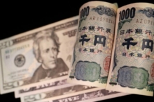 Các tờ tiền yên Nhật và USD trong một hình minh họa, chụp ngày 23/09/2022. (Ảnh: Florence Lo/Reuters)