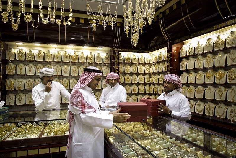 Sau khủng hoảng dịch viêm phổi Vũ Hán lại tới mức thuế tăng gấp 3 lần, người dân Ả Rập Xê Út đổ xô đi mua vàng, ô tô