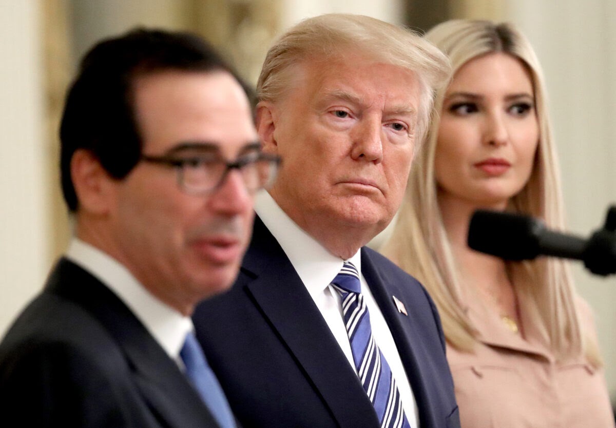 Tổng thống Donald Trump và con gái Ivanka lắng nghe khi Bộ trưởng Tài chính Steven Mnuchin phát biểu trong một sự kiện hỗ trợ các doanh nghiệp nhỏ thông qua Chương trình Bảo vệ Tiền lương trong Phòng phía Đông của Nhà Trắng vào ngày 28/4/2020. (Win McNamee / Getty Images)