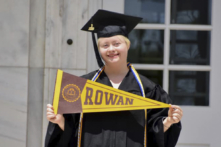 Kỳ tích: Người phụ nữ bệnh down tốt nghiệp đại học ở New Jersey với điểm số xuất sắc