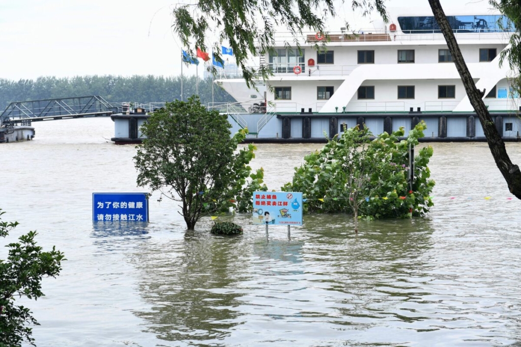 Lũ lụt và động đất tàn phá khắp Trung Quốc, tỉnh Giang Tây chuẩn bị vào “thời chiến”