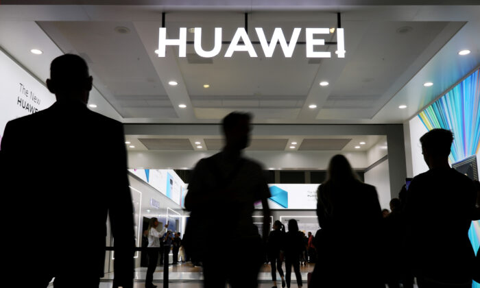 Logo Huawei tại hội chợ công nghệ tiêu dùng IFA ở Berlin, Đức, vào ngày 6 tháng 9 năm 2019. (Hannibal Hanschke / Reuters)