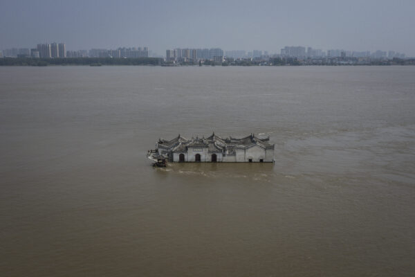 Sông Trường Giang gồng mình trước lũ lụt và sạt lở