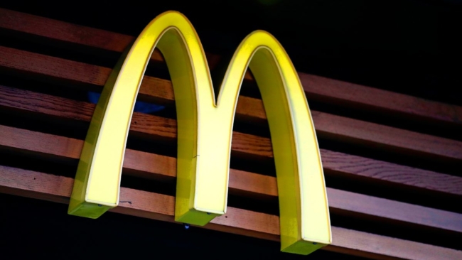 McDonald yêu cầu khách hàng đeo khẩu trang trong các nhà hàng ở Mỹ
