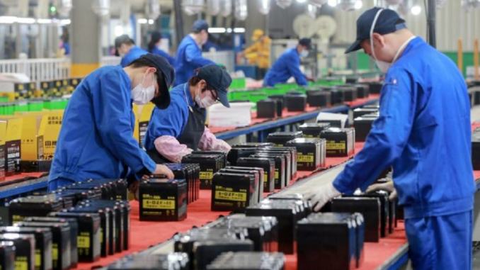  Dây chuyền sản xuất pin tại một nhà máy Huaibei ở phía đông tỉnh An Huy, Trung Quốc vào ngày 30 tháng 3 năm 2020. (STR / AFP / Getty Images)
