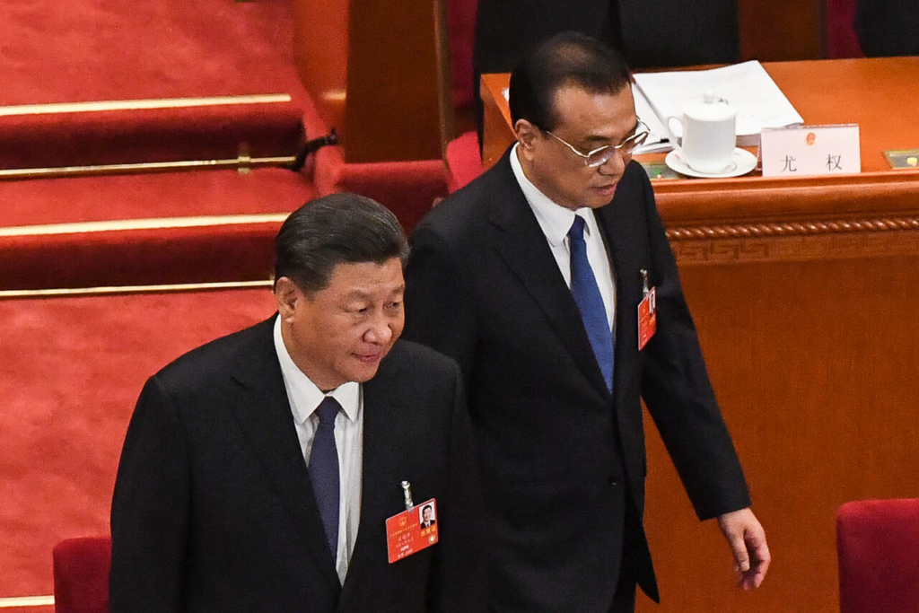 Chủ tịch Trung Quốc Tập Cận Bình (trái) và Thủ tướng Lý Khắc Cường (phải) đến phiên khai mạc Đại hội Nhân dân toàn quốc (NPC) tại Đại lễ đường Nhân dân Bắc Kinh vào ngày 22 tháng 5 năm 2020. (Ảnh LEO RAMIREZ / AFP / Getty Images)