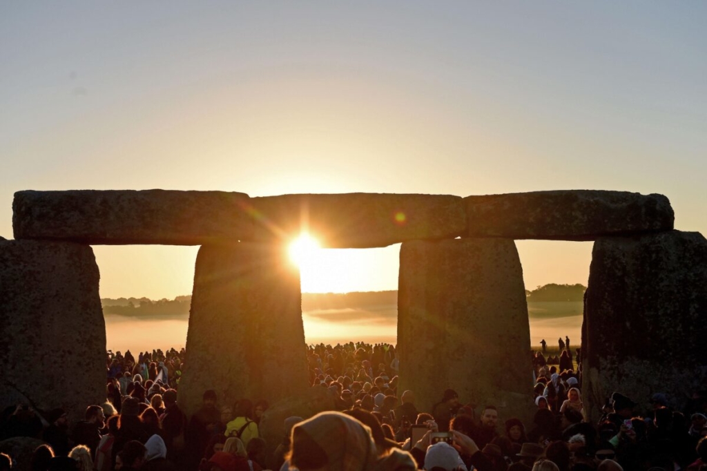 Những trụ tròn khổng lồ gần Stonehenge