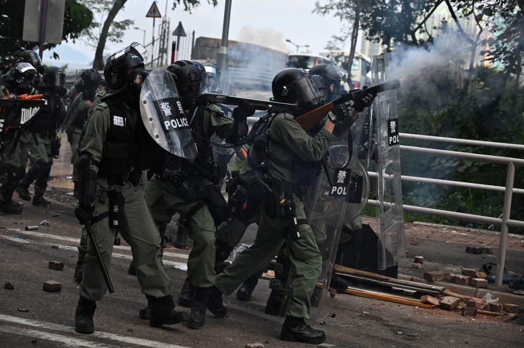 Cảnh sát bắn hơi cay vào người biểu tình tại Đại học Trung văn Hương Cảng (CUHK), ở Hồng Kông vào ngày 12/11/2019. (Ảnh: Philip Fong/AFP qua Getty Images)