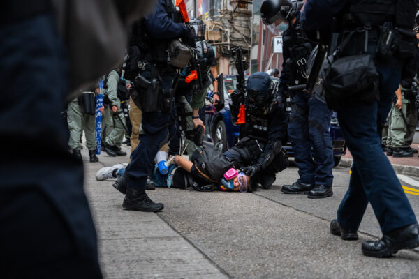 Một người ủng hộ dân chủ bị cảnh sát chống bạo động bắt giữ trong một cuộc biểu tình ở Hồng Kông, vào ngày 24 tháng 5 năm 2020. (Billy HC Kwok / Getty Images)