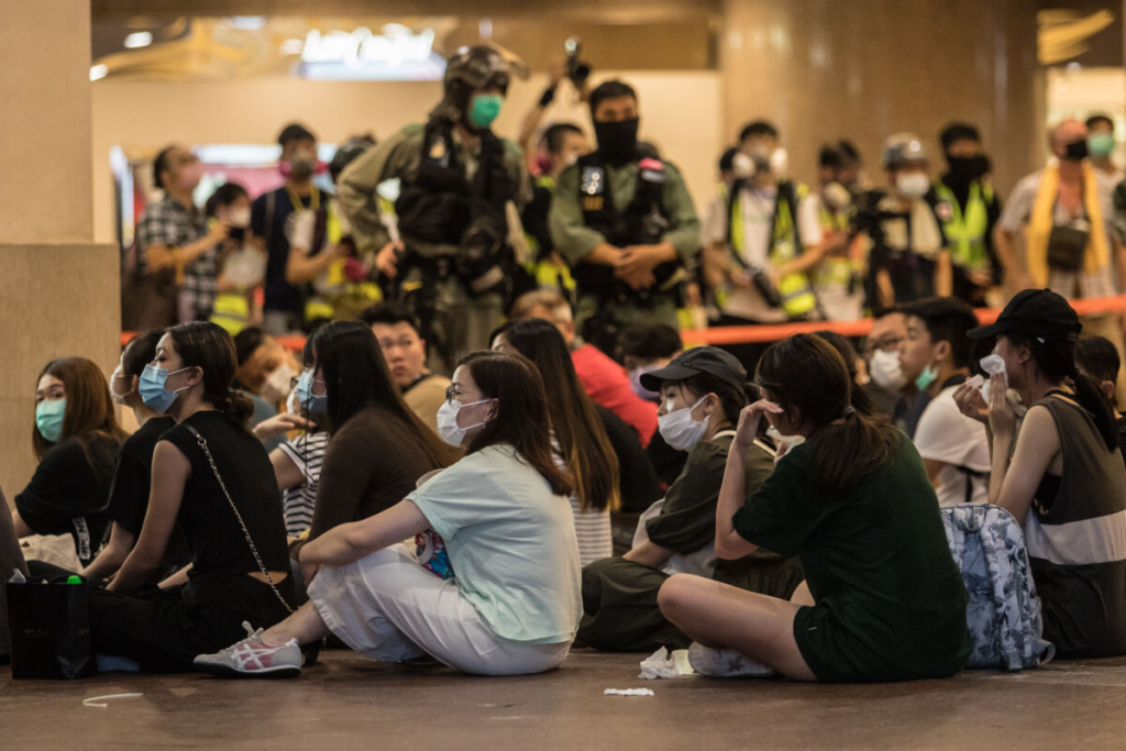 Cảnh sát chống bạo động bắt giữ người dân sau khi họ giải tỏa những người biểu tình tham gia một cuộc biểu tình phản đối luật an ninh quốc gia mới ở Hồng Kông vào ngày 1/7/2020. (Ảnh: Dale De La Rey/AFP qua Getty Images)