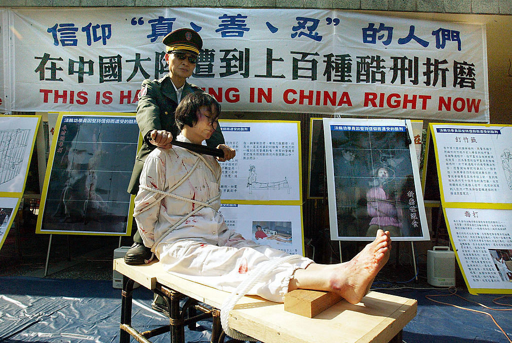 Học viên Pháp Luân Công diễn lại những tội ác tra tấn của ĐCSTQ tại Hồng Kông vào năm 2004.
