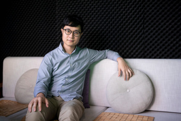 Ventus Lau, nhà hoạt động dân chủ, chụp ảnh tại một studio ở Hồng Kông, vào ngày 18 tháng 12 năm 2019. (Gordon Yu / The Epoch Times)