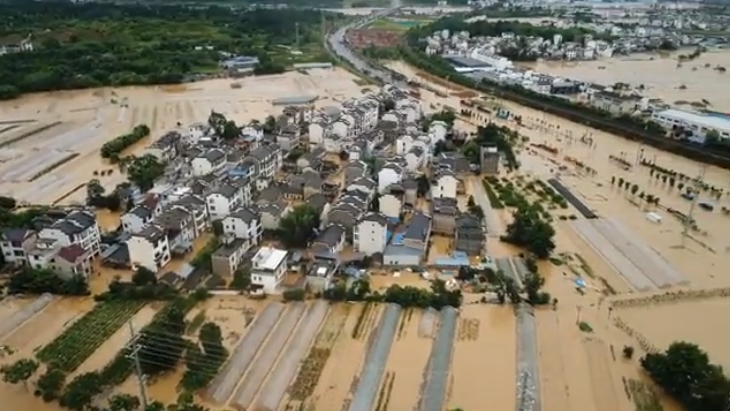 Cổ trấn - Cảnh ngập lụt ở Sào Hồ hôm 27/7. (Ảnh chụp màn hình video Reuters)