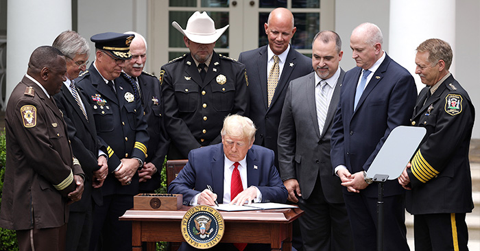 Tổng thống Trump ký lệnh cải  cách lực lượng cảnh sát
