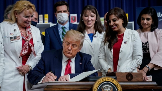 TT Trump ký 4 lệnh điều hành để giảm chi phí thuốc kê toa