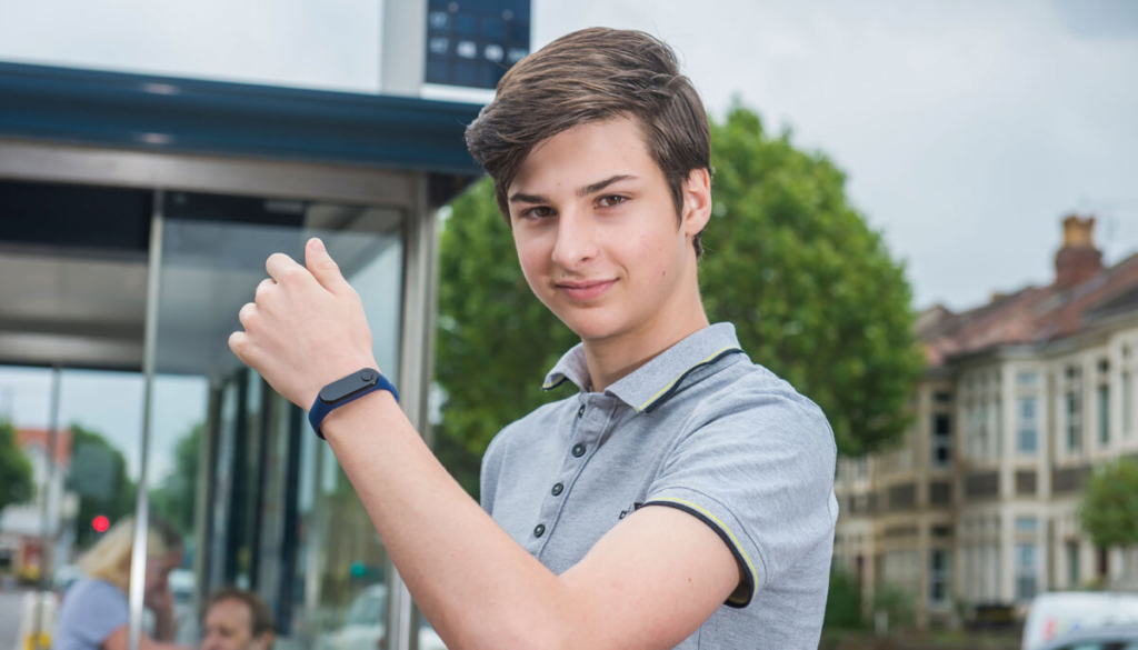 Một cậu bé phát minh ra chiếc đồng hồ cảnh báo nhiễm virus khi  chạm vào mặt.