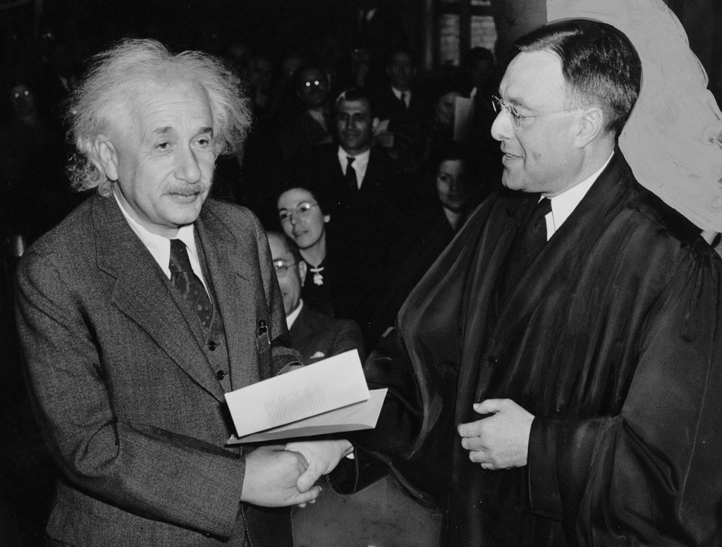 Bí quyết của thiên tài Einstein: Thành công = Làm việc + Chơi + Giữ im lặng