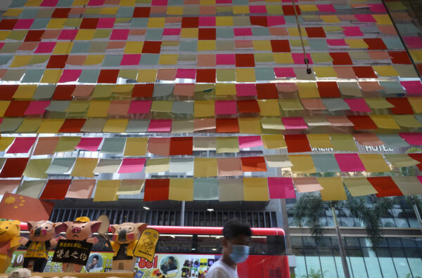 Một quán cà-phê Hồng Kông, được biết đến với tên “tiệm màu vàng”  ủng hộ người biểu tình, đã dùng các tờ post-it trống không để trang trí các khung cửa sổ vào ngày 9 tháng 7, 2020. (Vincent Yu/AP)