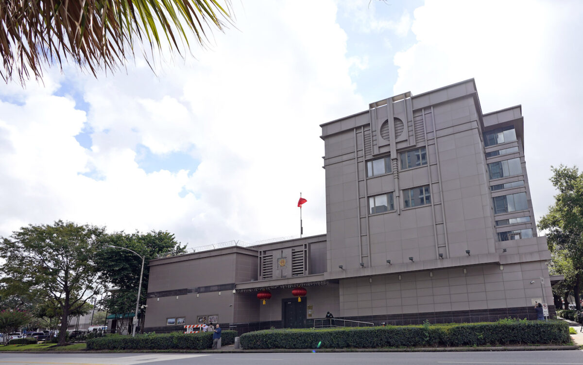 Lãnh sự quán Trung Quốc tại Houston dọn sạch sẽ trước hạn bị trục xuất