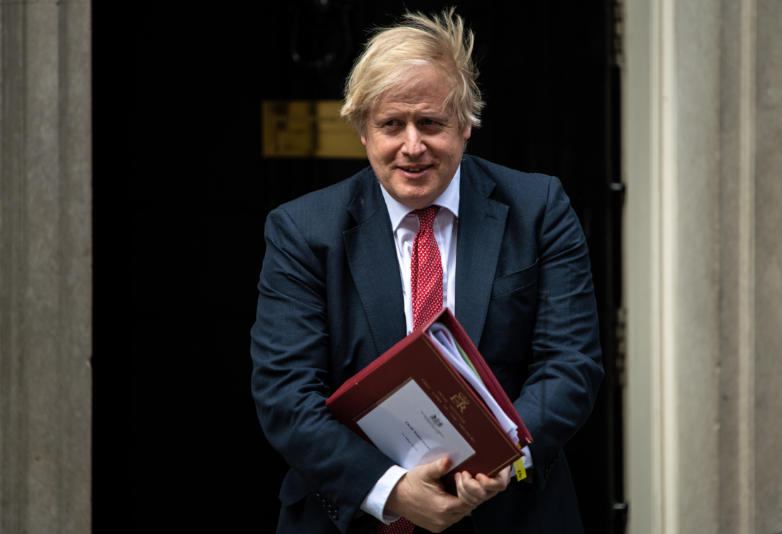 Thủ tướng Anh, ông Boris Johnson rời khỏi 10 phố Downing để đưa ra tuyên bố về virus Corona Vũ Hán cho các nghị sĩ tại Tòa nhà Quốc hội vào ngày 11/5/2020 tại London, Vương quốc Anh. (Ảnh của Chris J Ratcliffe / Getty Images)