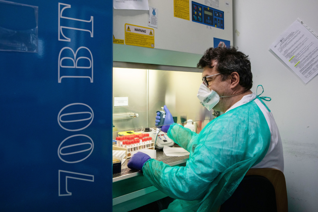Một nhân viên phòng thí nghiệm cố gắng phân lập sự hiện diện của virus Corona Vũ Hán trong quá trình xét nghiệm bông gạc chứa mẫu phẩm trong phòng thí nghiệm sinh học phân tử của Ospedale Niguarda, vào ngày 5/3/2020 tại Milan, Ý. (Ảnh của Emanuele Cremaschi / Getty Images)