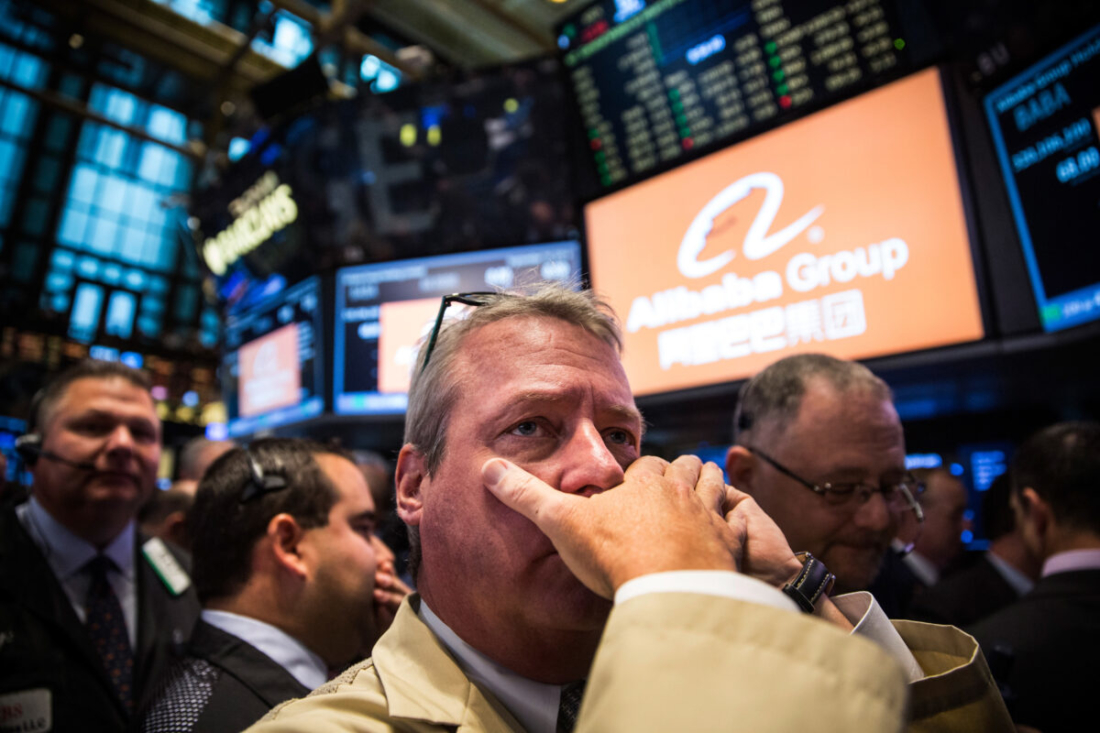 Các thương nhân làm việc trên Sàn giao dịch chứng khoán New York trong khi giá chào bán ban đầu của Tập đoàn Alibaba (IPO) được quyết định, tại Thành phố New York vào ngày 19/9/2014. (Andrew Burton / Getty Images)