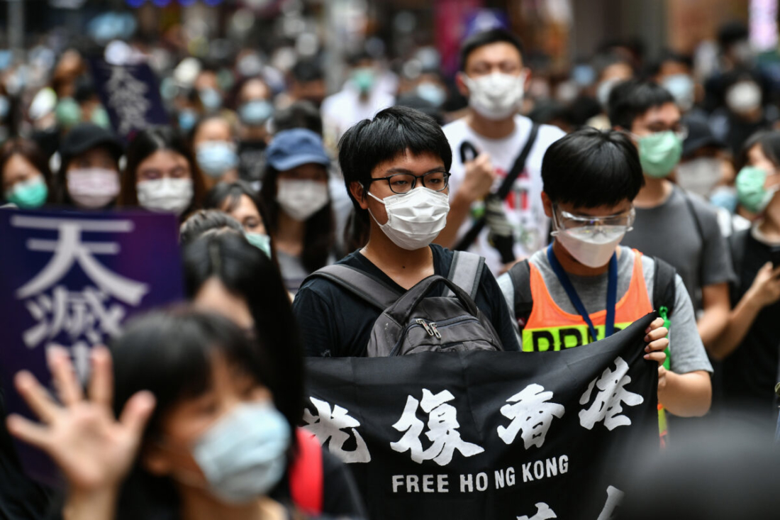 Người biểu tình tuần hành trên một con đường trong một cuộc biểu tình ủng hộ dân chủ chống lại một luật an ninh quốc gia mới được đề xuất tại Hong Kong vào ngày 24/5/2020. (Anthony Wallace / AFP qua Getty Images)