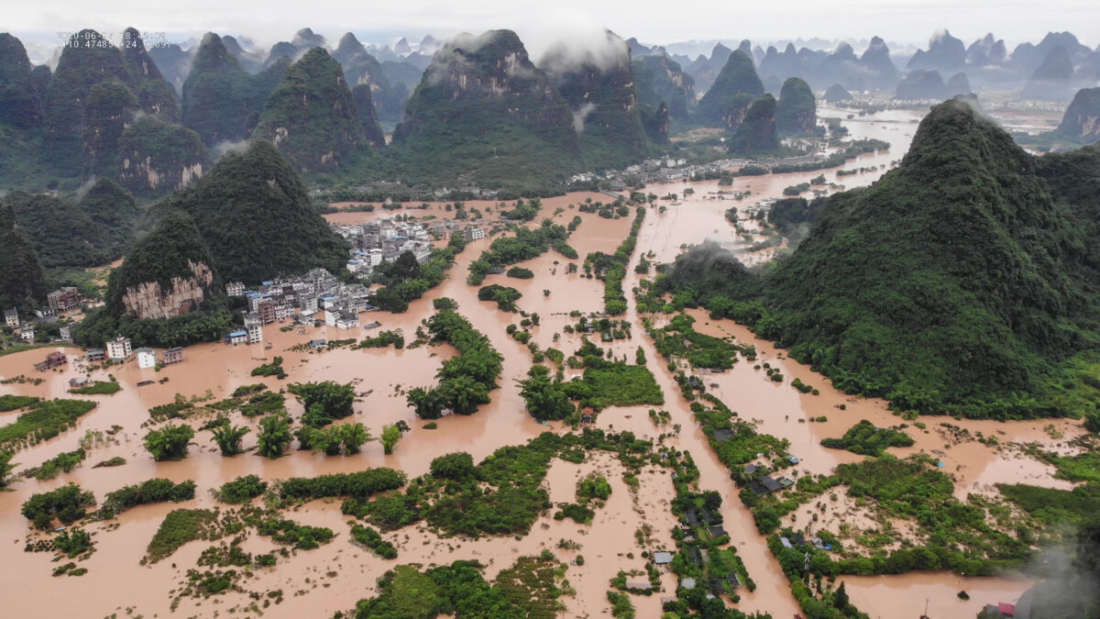 Mưa lớn dẫn đến lũ lụt ở khắp nơi trên toàn Trung Quốc