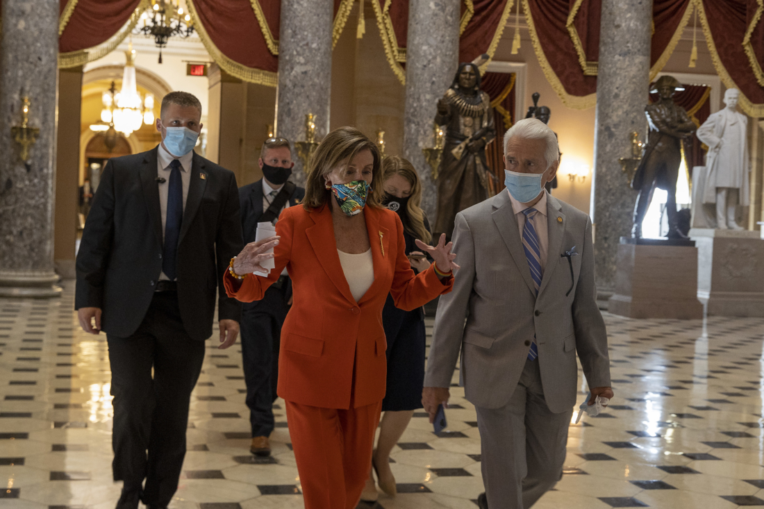 Chủ tịch Hạ viện Nancy Pelosi đeo khẩu trang đi bộ qua hội trường trưng bày tượng vào ngày 26/6/2020 tại Washington, DC. (Ảnh của Tasos Katopodis / Getty Images)