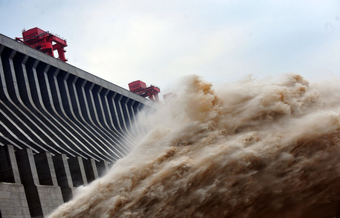 Bức ảnh này được chụp vào ngày 24/7/2012 cho thấy nước được xả ra từ đập Tam Hiệp, một dự án thủy điện khổng lồ trên sông Dương Tử, ở thành phố Nghi Xương, tỉnh Hồ Bắc thuộc miền trung Trung Quốc. (STR / AFP / GettyImages)